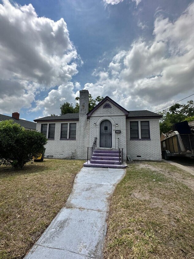 Primary Photo - Fully Renovated 3/2 Available for Immediat...