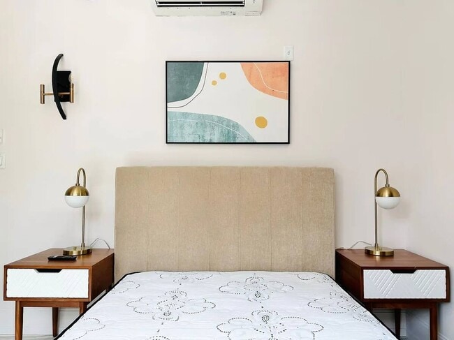 Building Photo - Furnished room/NOT APARTMENT