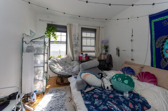 Building Photo - 9/1 Sunny top floor 2BR with balcony near Packard's Corner!