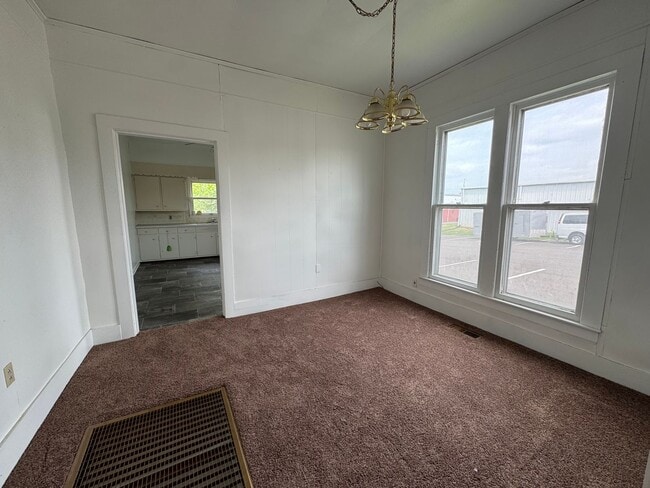 Building Photo - 2 Bed 1 Bath Home Near Campus!!