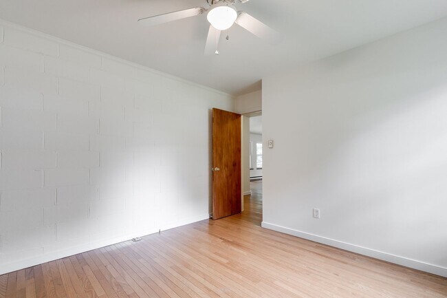 Foto del edificio - CHARMING 3-BEDROOM CEDAR SIDED RANCH HOUSE -Available