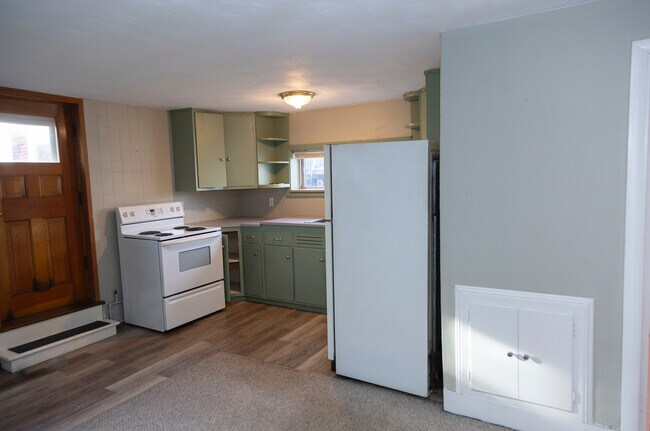 Cocina con segunda puerta de entrada - 63C Brewster Ave