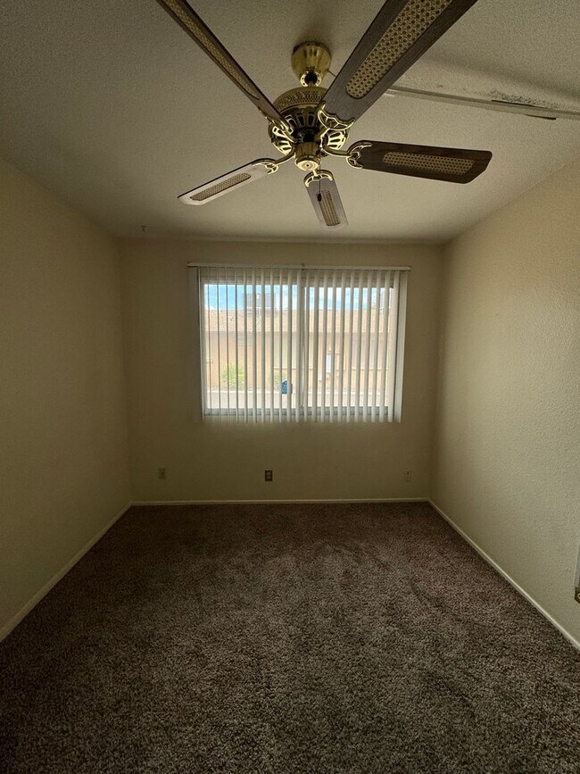 Foto del edificio - 1153 E Vaughn St