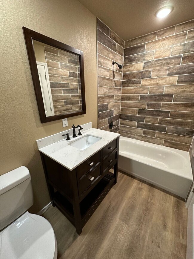 Building Photo - 4 BED 2 FULL BATH