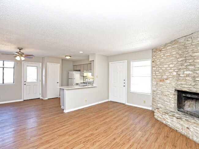 Foto del edificio - "Cozy Living at 301 Algerita: Charming 2-B...