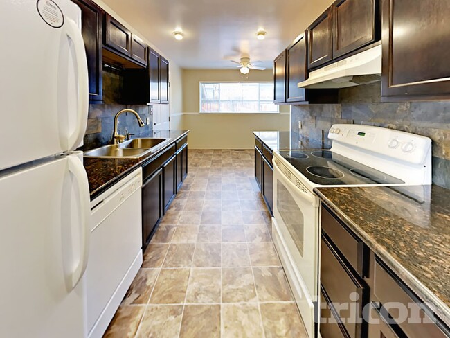 Foto del edificio - 1355 Royal Dr