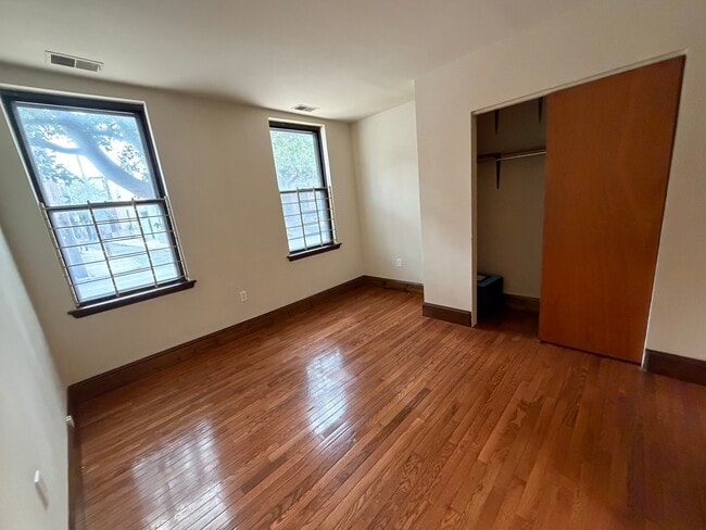 bedroom with bathroom ensuite - 507 Catharine St