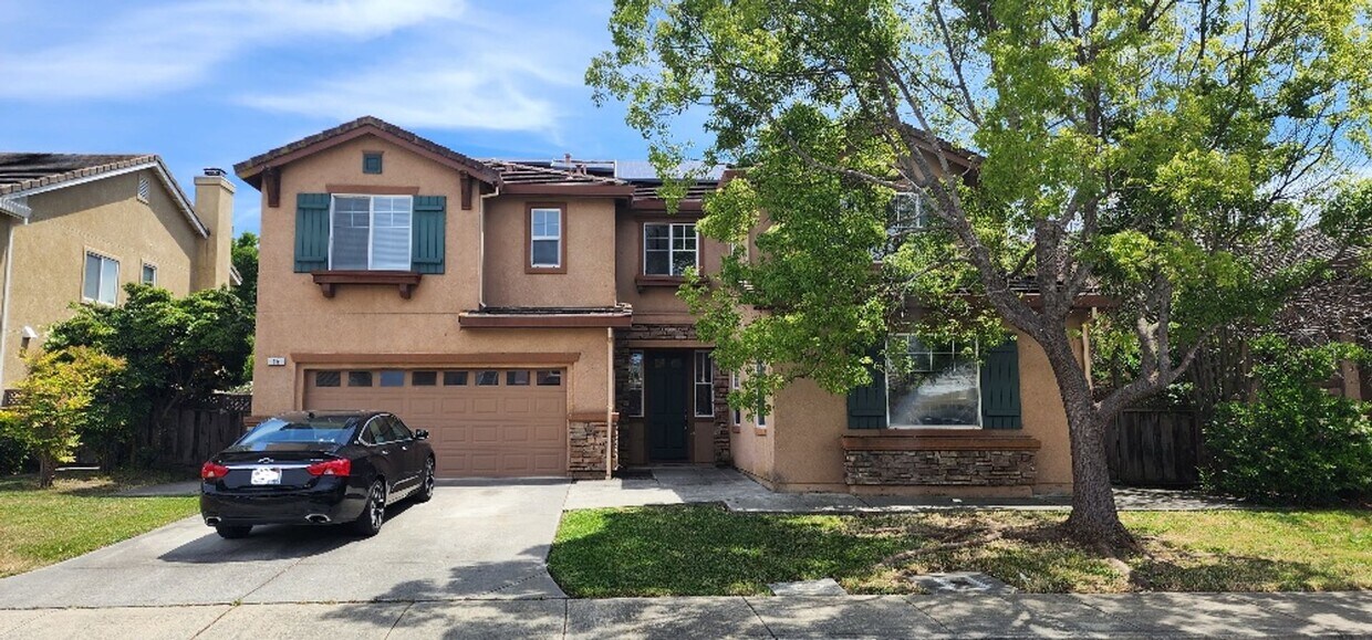 Primary Photo - Large Spacious and Bright Home for Lease P...