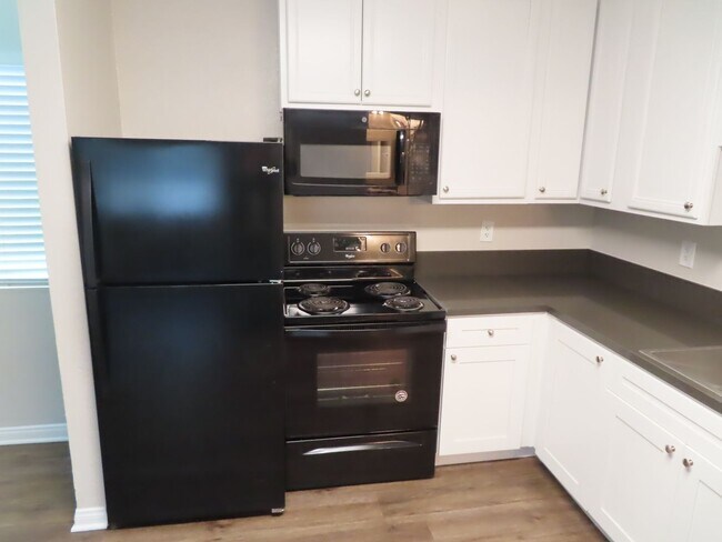 Foto del edificio - Renovated Two Bedroom Condo in Gated Commu...