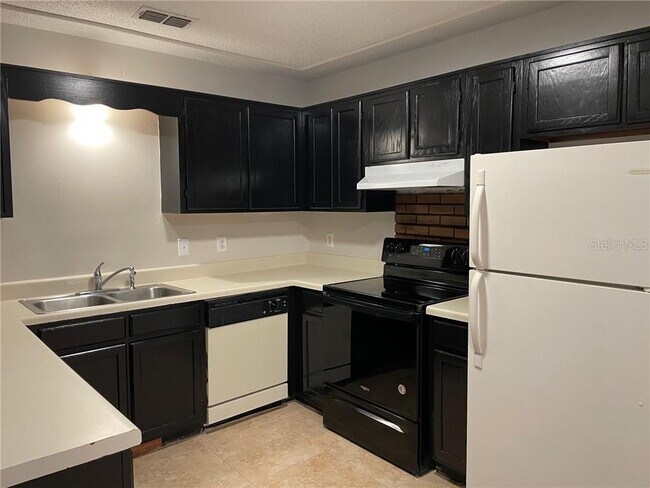 Building Photo - 496 Tamarack St