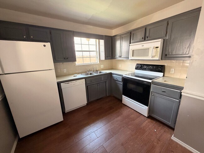 Foto del edificio - 1120 Farley Cir