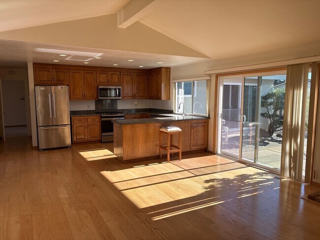 Foto del edificio - FANTASTIC 4 BEDROOM CASTRO VALLEY WOODLAND ESTATES HOME!!