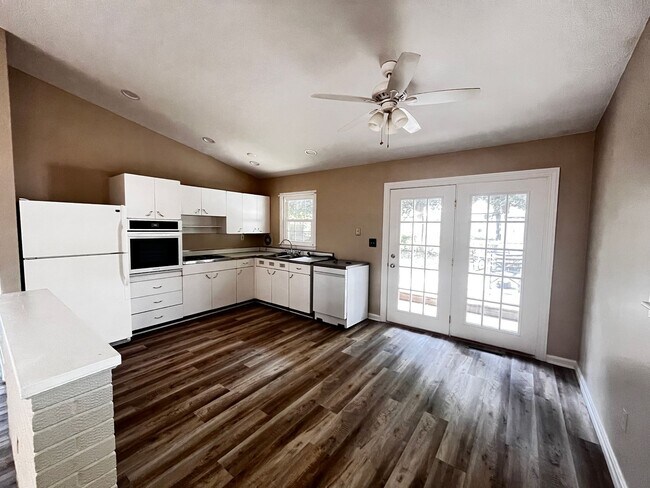 Foto del edificio - Wonderful 3 Bed and 1.5 Bath Ranc-Style Home