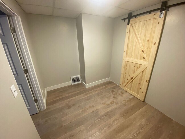 Foto del edificio - HEAT & ELECTRIC INCLUDED! 1 Bed 1 Bath Lower Unit