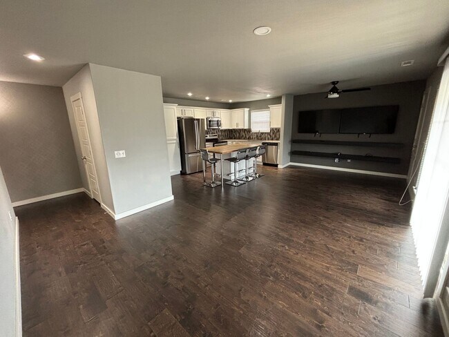 Building Photo - Great Townhouse!! Great Location!!