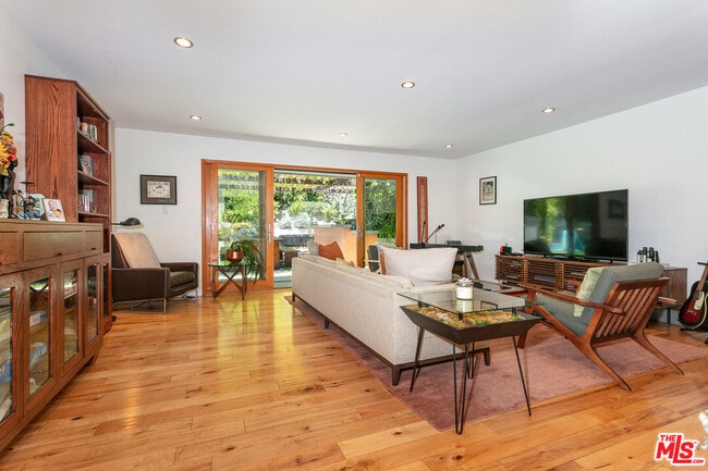 Building Photo - 2211 Canyon Dr