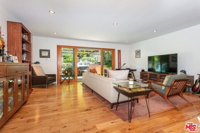 Foto del edificio - 2211 Canyon Dr