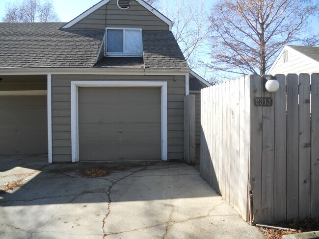 Foto del edificio - 2322 Hawthorn Dr