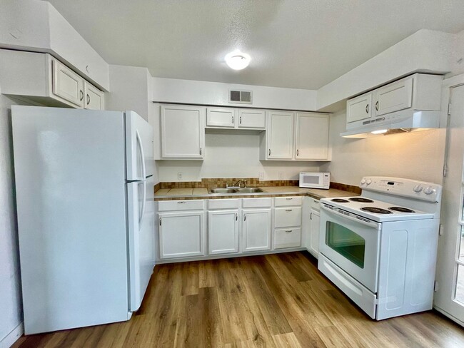 Building Photo - Spacious 2 bed 1 bath Condo with private p...