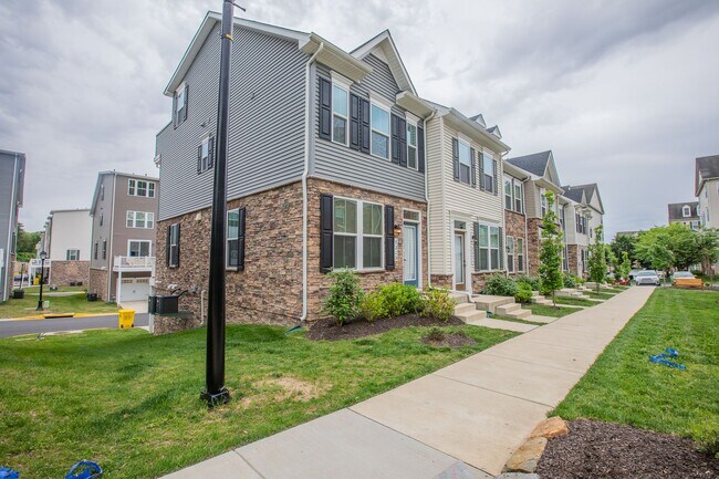 Building Photo - Lovely 3 BR/3.5 BA EOG Townhome in Elkridge!