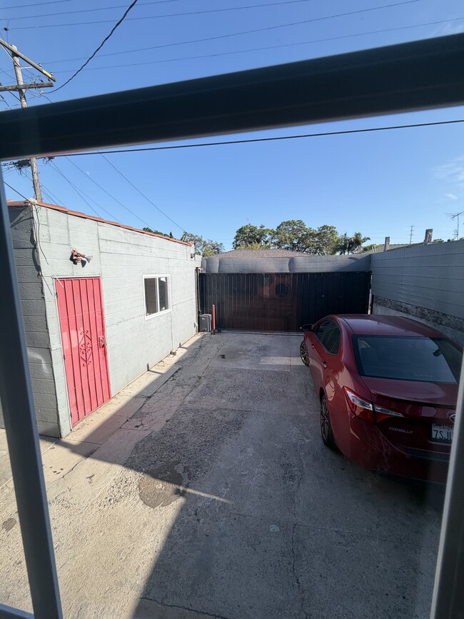 Building Photo - 1114 W 57th St