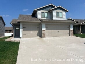 Building Photo - 3 Bedroom 2.5 Bathroom Townhome