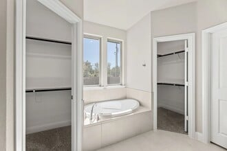 Building Photo - 2110 Briarwood Dr