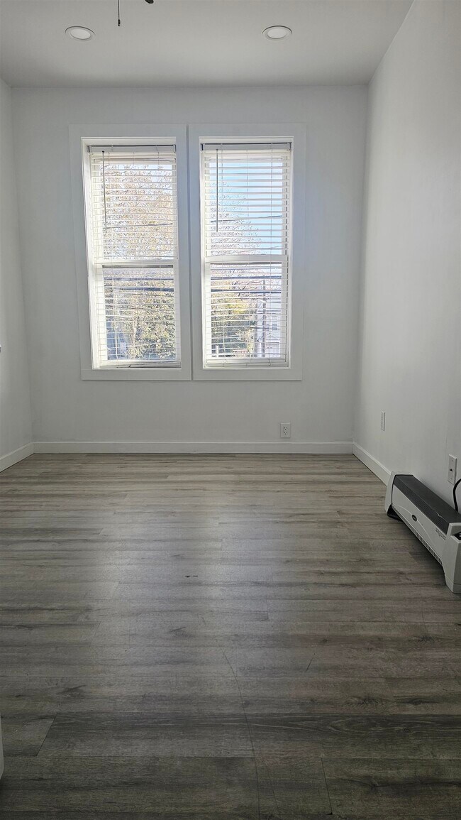 Foto del edificio - 215 Mallory Ave