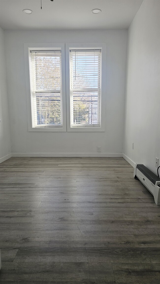 Building Photo - 215 Mallory Ave