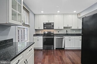 Building Photo - 18 Chantilly Ct