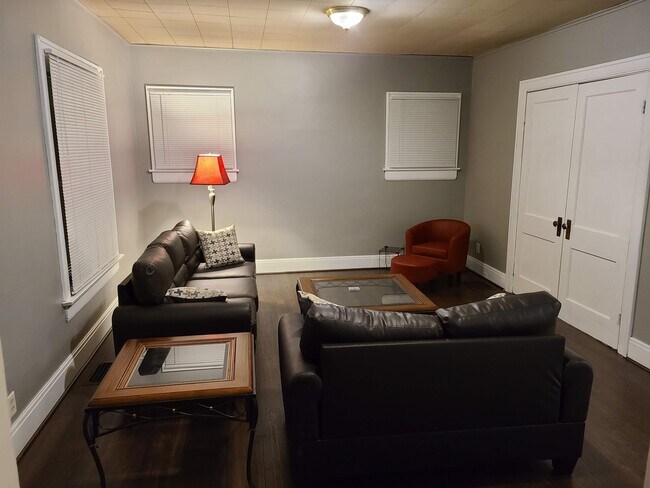 Living Room - 916 E Stewart St