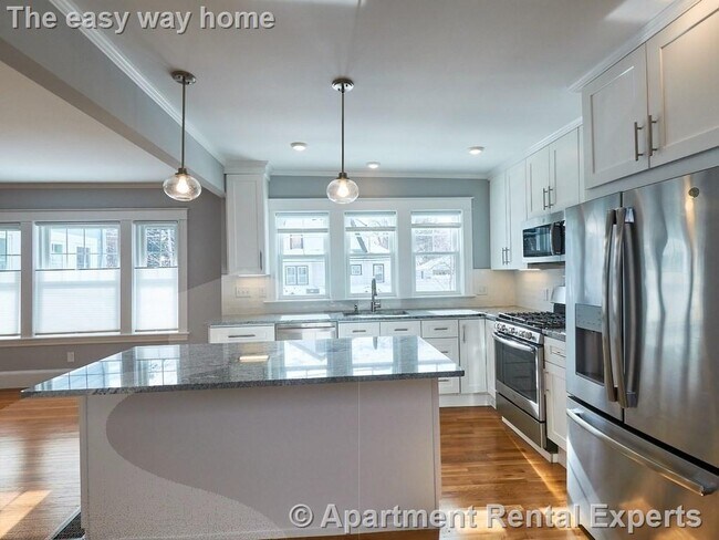 Building Photo - Medford Square 4 Bedroom, 3 Bath Condo