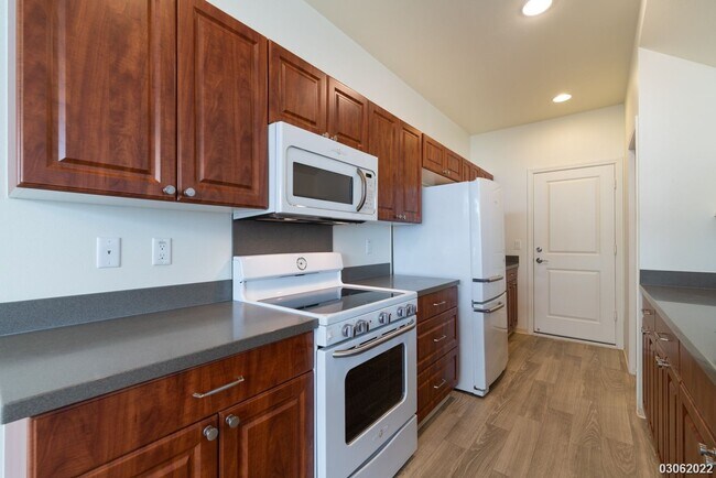 Building Photo - 3BR 2.5BA House w/CENTRAL AC & EXTRA PARKI...