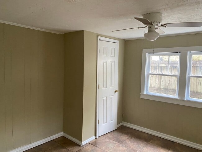 Building Photo - 3 bed/1 bath House for Rent