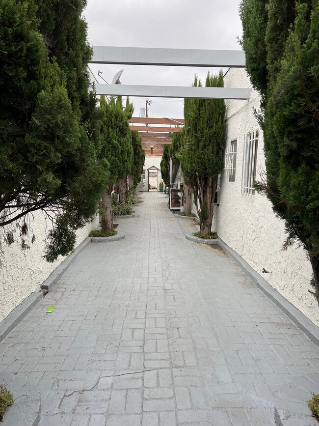 Building Photo - 819 Alta Vista N Blvd