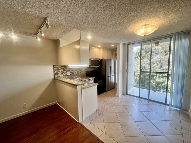 Building Photo - 659 S Cloverdale Ave