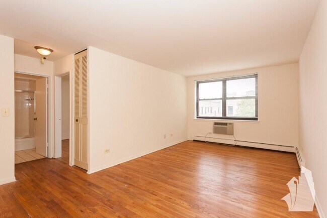Building Photo - 541 W Briar Plz