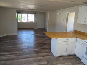 Building Photo - 3002 E Rowan Ave