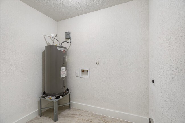 Building Photo - 5915 Beldart St