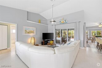 Building Photo - 690 Amber Dr