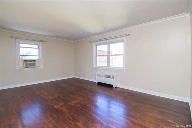 Foto del edificio - 330 S Broadway