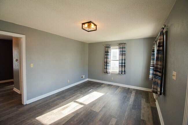 Foto del edificio - Fenced Yard, 2-Car Garage + Quiet Location!