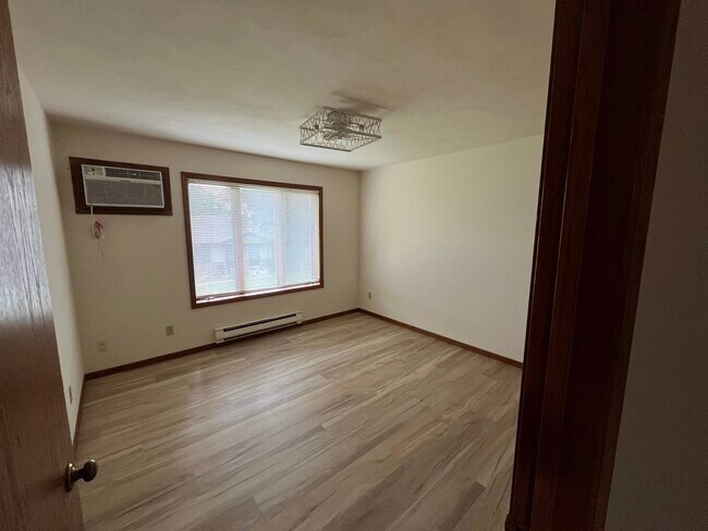 Foto del edificio - 846 Hemlock Dr