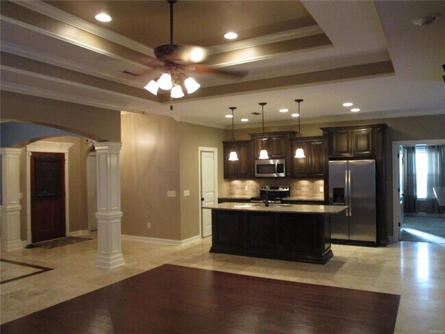 Foto del edificio - Available May! Updated Photos To Come!