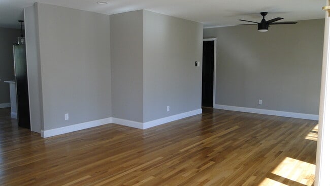 Building Photo - 107 Whitewater Dr