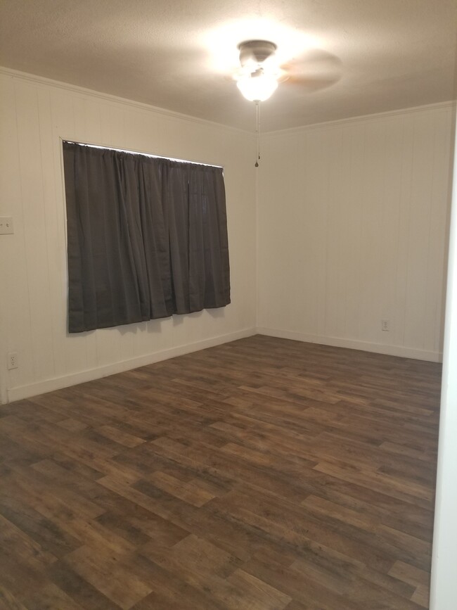 Building Photo - 2322 Country Club Dr