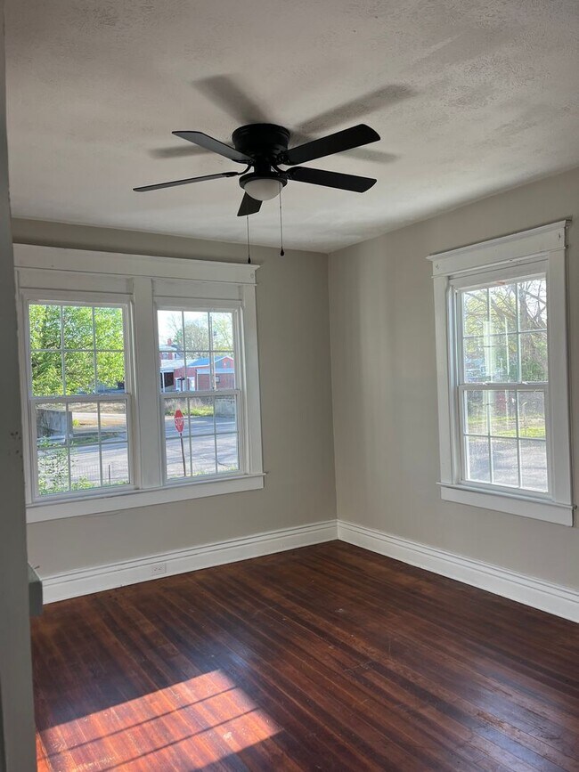 Foto del edificio - 224 E Poplar St