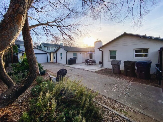 Building Photo - Beautiful 3/1 with gated driveway in Colonial Heights!