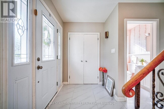 Building Photo - 63 Rossburn Dr