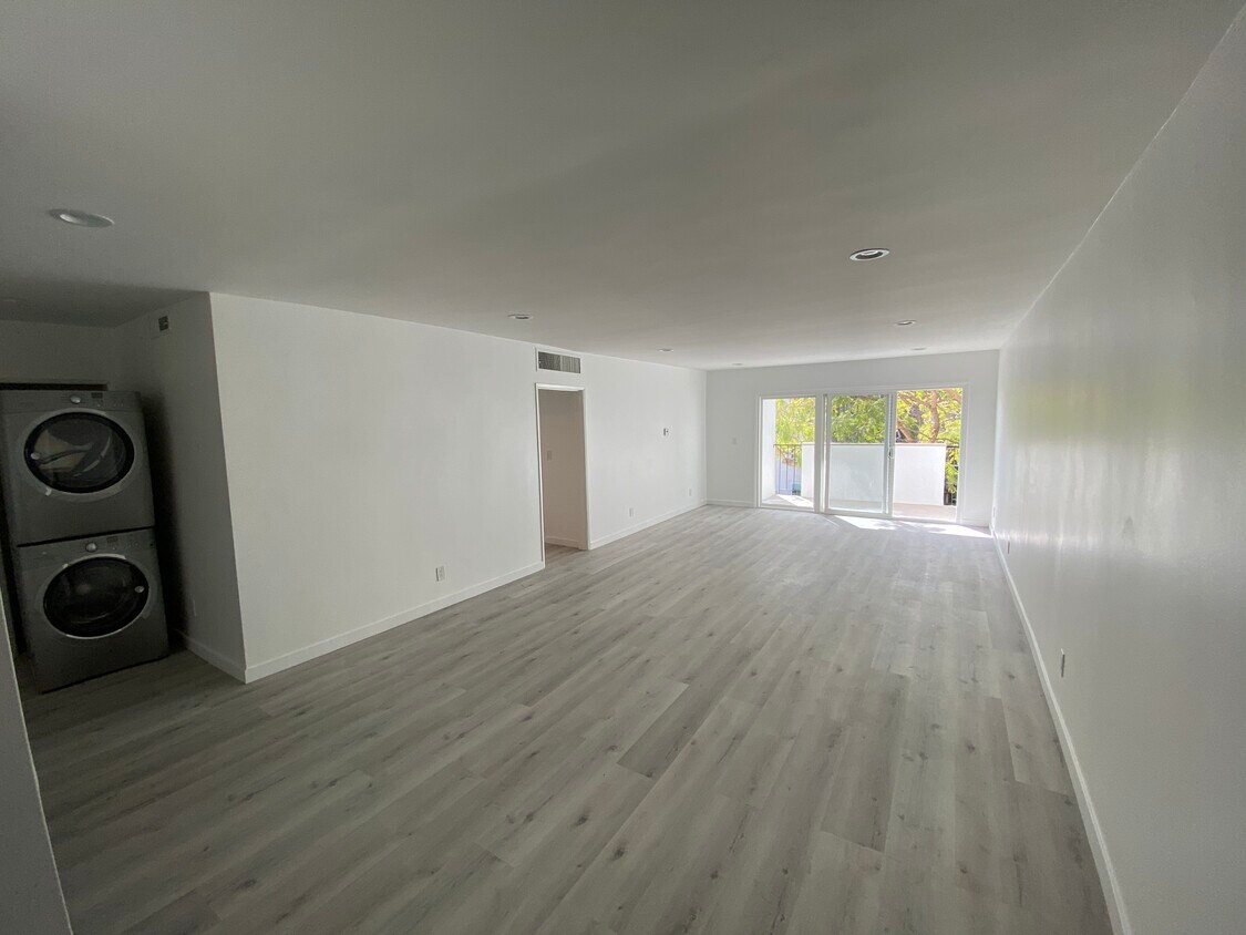 Foto principal - 1330 N Sweetzer Ave